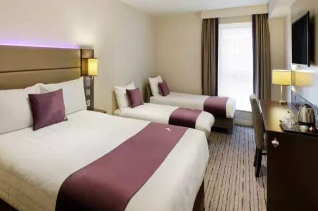 Premier Inn Cheltenham Town Centre Exterior foto